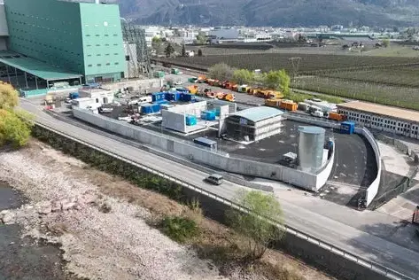 La Giunta provinciale ha autorizzato, nella seduta di venerdì 10 aprile, la costituzione di una società di scopo nell’ambito del progetto Hydrogen Adige Valley, iniziativa strategica per la generazione di energia e la decarbonizzazione del trasporto pubblico locale. Nella foto, il sito in cui sorgerà l'impianto per la produzione di idrogeno a Bolzano sud. (Foto: USP/SASA SpA)