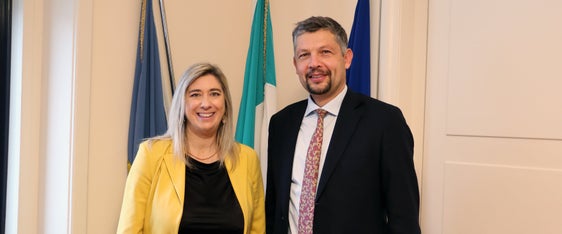 Die Regionalassessorin von Friaul-Julisch Venetien Cristina Amirante und Mobilitätslandesrat Daniel Alfreider in Triest bei einem Gespräch über neue Technologien und Strategien zur Verlagerung von Verkehr auf Schiene. (Foto: LPA/Ingo Dejaco)