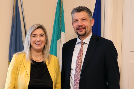 Die Regionalassessorin von Friaul-Julisch Venetien Cristina Amirante und Mobilitätslandesrat Daniel Alfreider in Triest bei einem Gespräch über neue Technologien und Strategien zur Verlagerung von Verkehr auf Schiene. (Foto: LPA/Ingo Dejaco)