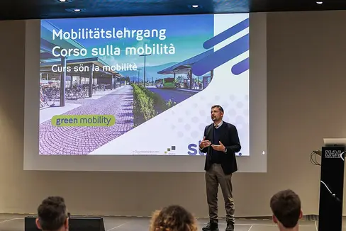 „Die Mobilität der Zukunft entsteht nicht durch isolierte Maßnahmen, sondern durch eine klare Vision und durch gut ausgebildete Menschen, die diese in konkrete Projekte für das Land übertragen können“, betont Mobilitätslandesrat Daniel Alfreider anlässlich des im April beginnenden Mobilitätslehrgangs. (Foto: STA/Ivan Brentegani)
