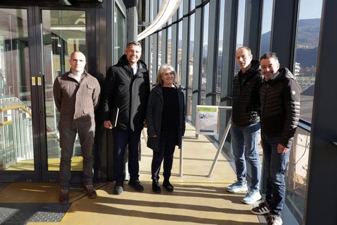 Marco Stabile (von links), Bereichsleiter & ropes bei der Südtiroler Transportstrukturen AG STA, Infrastrukturen- und Mobilitätslandesrat Daniel Alfreider sowie Renate Mumelter und Günther Plattner von der Initiativgruppe Priority und STA-Direktor Joachim Dejaco besuchten die Station der Rittner Seilbahn. (Foto: LPA/Ingo Dejaco)