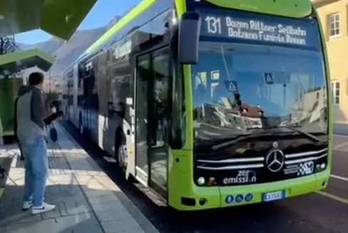 Sono entrati in servizio i nuovi autobus a zero emissioni lunghi 18 metri. Grazie a un sistema a celle a combustibile alimentate a idrogeno combinato con un motore elettrico, garantiscono prestazioni eccellenti anche su lunghe distanze. (Foto: USP/Elisabeth Stampfer)