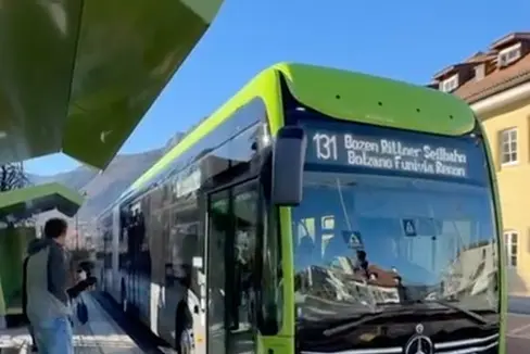 Neue 18 Meter lange Busse sind nun in Südtirol im Einsatz. Durch eine Kombination von Wasserstoff-Antrieb und Elektro-Antrieb fahren die Busse auch auf langen Strecken emissionsfrei. (Foto: LPA/Elisabeth Stampfer)