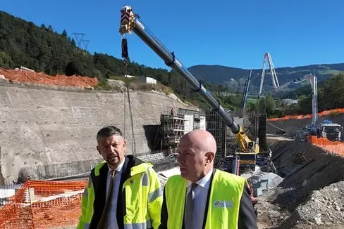 Infrastrukturen- und Mobilitätslandesrat Daniel Alfreider und der Geschäftsführer von RFI – Rete Ferroviaria Italiana, Aldo Isi, bei einer Baustellenbesichtigung im Riggertal im September 2025. (Foto: LPA/Ingo Dejaco)