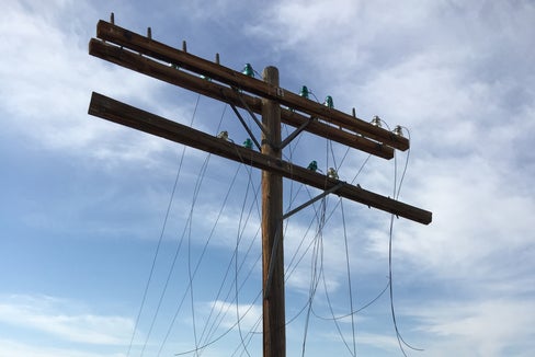 Symbolbild unterbrochene Telefonleitung aus wikimedia commons (Old telephone pole with broken wires), Autor: User:Famartin