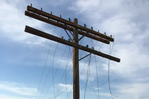 Symbolbild unterbrochene Telefonleitung aus wikimedia commons (Old telephone pole with broken wires), Autor: User:Famartin