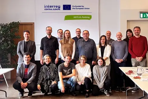 Das vierte Ländertreffen des Interreg-Projekts Next Level Parking mit Partnern aus zehn mitteleuropäischen Regionen fand vor kurzem in Bozen statt. Im Bild vorne ist Amtsdirektorin Carlotta Polo (zweite von links), Raphael Palla (dritter von links) und Regina Steinmann (vierte von links) vom Landesamt für Gemeindeplanung zu sehen. (Foto: LPA/Landesamt für Gemeindeplanung)