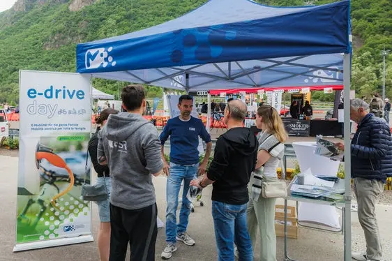 Gli esperti presenti hanno risposto alle domande dei visitatori su soluzioni innovative, incentivi e vantaggi della mobilità elettrica, consentendo a tutte le persone presenti di confrontare diverse opzioni e vivere in prima persona l’esperienza della guida a zero emissioni. (Foto: USP/STA/Ivan Brentegani)