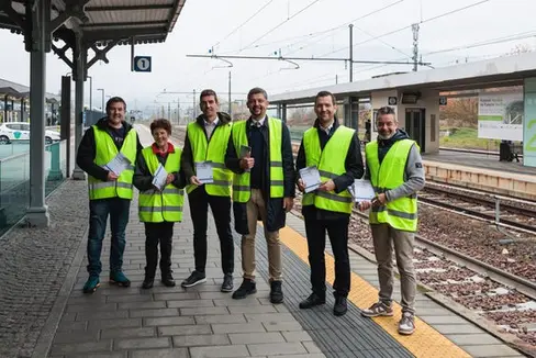 Günther Hellweger (von links), Erika Hellweger, der Bereichsleiter Projects & Facility Management STA Massimiliano Valle, Mobilitätslandesrat Daniel Alfreider, der Direktor des Mobilitätsressorts Martin Vallazza und Sta-Direktor Joachim Dejaco verteilten an den Bahnhöfen in Bruneck und St. Lorenzen Informationen zum Ersatzdienst bei der Bahnsperre im Pustertal. (Foto: LPA/Ivan Brentegani)