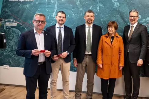 Inaugurato il nuovo infopoint BBT a Bronzolo alla presenza (da sinistra) dell'assessore provinciale Christian Bianchi, di Damiano Beschin (RFI), dell'assessore provinciale Daniel Alfreider, di Monika Delvai Montan (rappresentante del consiglio direttivo dell'Osservatorio BBT) e del presidente della Provincia Arno Kompatscher. (Foto: USP/Fabio Brucculeri)