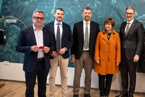 Bei der Eröffnung des neuen BBT-Infopoints in Branzoll: Landesrat Christian Bianchi, Damiano Beschin (RFI), Landesrat Daniel Alfreider, Monika Delvai (Montan) und Landeshauptmann Arno Kompatscher (Foto: LPA/Fabio Brucculeri)