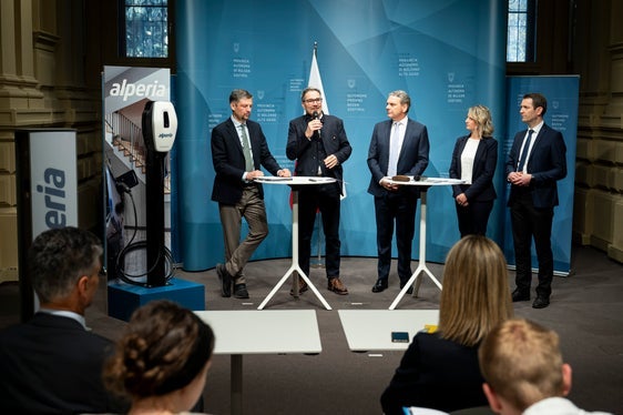 Der Mobilitätssektor ist derzeit für 44% der Treibhausgasemissionen in Südtirol verantwortlich. Aus diesem Grund zielt der KlimaPlan Südtirol 2040 darauf ab, den Verkehr von Fahrzeugen mit Verbrennungsmotoren um 40% zu reduzieren und den Anteil der Elektrofahrzeuge zu erhöhen. Ebenso arbeiten wir daran, die Anzahl der mit öffentlichen Verkehrsmitteln zurückgelegten Kilometer bis 2030 um 70% zu steigern, betont Präsident Kompatscher und skizziert die strategische Vision der Provinz. (Foto: LPA/Fabio Brucculeri)