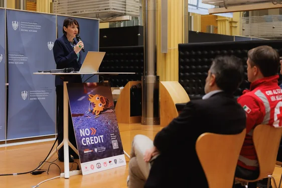 Die Regierungskommissärin Maddalena Travaglini betonte im Rahmen der Pressekonferenz die Bedeutung der Zusammenarbeit bei der Vorbeugung von Verkehrsunfällen. (Foto: LPA/STA/Ivan Brentegani)