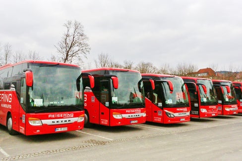 Die Landesregierung hat die neue Durchführungsverordnung für die Mietbustätigkeit mit Fahrer oder Fahrerin verabschiedet. (Foto: https://commons.wikimedia.org/wiki/File:Reisebus-Flotte.jpeg, Autor: Sigismund von Dobschütz)