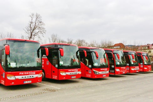 Die Landesregierung hat die neue Durchführungsverordnung für die Mietbustätigkeit mit Fahrer oder Fahrerin verabschiedet. (Foto: https://commons.wikimedia.org/wiki/File:Reisebus-Flotte.jpeg, Autor: Sigismund von Dobschütz)