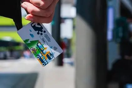 Mit wenigen Klicks können Bürgerinnen und Bürger unter 19 Jahren ihren südtirolmobil-Pass in ein U19-Abo verwandeln. (Foto: LPA/STA/ Ivan Brentegani)