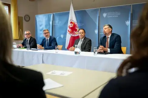 Bei einer Pressekonferenz nach der Sondersitzung der Landesregierung mit den Bürgermeisterinnen und Bürgermeistern des Bezirks Überetsch Unterland stellten sie die Hauptpunkte der Tagesordnung der Presse vor (von links): Landesrat Christian Bianchi, Landeshauptmann Arno Kompatscher, Bezirkspräsident Hans Zelger und Landesrat Daniel Alfreider. (Foto: LPA/Fabio Brucculeri)