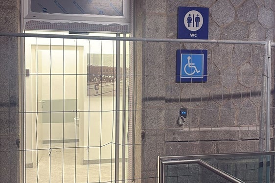 Seit 15. Jänner ist die öffentliche Toilette am Bahnhof Bruneck zugänglich - in den ersten Wochen wird die Benutzung kostenlos sein, danach wird sie durch einen Münzautomaten (1 Euro) geregelt, wobei auch die Zahlung mit Debit- und Kreditkarten möglich sein wird. Fahrer des öffentlichen Personennahverkehrs haben über ihren Ausweis freien Zugang. (Foto: LPA/Ressort für Infrastrukturen und Mobilität)