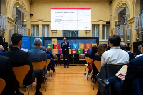 Die Herausforderungen des Klimawandels und die Notwendigkeit sozialer Verantwortung verlangen von uns allen ein Umdenken, betonte Landeshauptmann Arno Kompatscher. (Foto: LPA/Fabio Brucculeri)