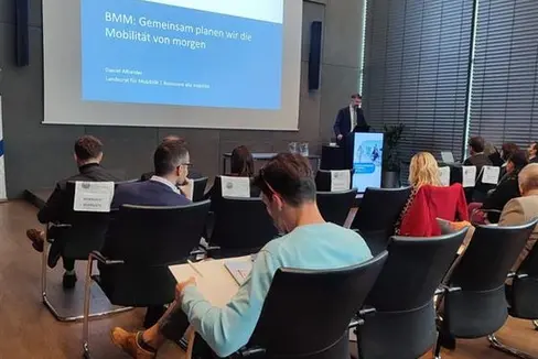 Mobilitätslandesrat Daniel Alfreider stellte bei der Tagung zum betrieblichen Mobilitätsmanagement die Mobilitätsstrategie des Landes Südtirol und den SüdtirolPlan für die Mobilität 2035 vor . (Foto: Sta - Südtiroler Transportstrukturen AG)