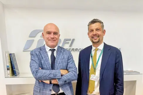 La foto al termine del primo incontro ufficiale tra l’assessore provinciale alla Mobilità della Provincia autonoma di Bolzano, Daniel Alfreider (a destra), e l’amministratore delegato e direttore generale di Rete Ferroviaria Italiana (RFI), Aldo Isi. (Foto: USP/Dipartimento Infrastrutture e Mobilità)