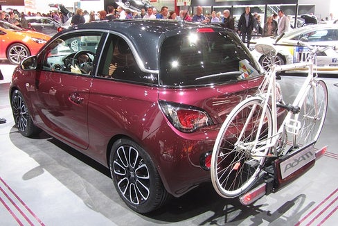 Grazie a una nuova normativa, il trasporto delle biciclette su portabici montati sul veicolo diventa molto più semplice. (Foto: https://commons.wikimedia.org/wiki/File:Opel-Adam_berry-red_w-Flexfix-bike-carrier_IAA2013_LWS2864.jpg autore L.Willms)