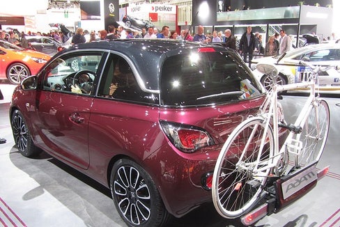 Gute Nachrichten für Radfahrerinnen und Radfahrer: Eine neue Regelung vereinfacht den Transport von Fahrrädern auf Auto-Fahrradträgern erheblich. (Foto: https://commons.wikimedia.org/wiki/File:Opel-Adam_berry-red_w-Flexfix-bike-carrier_IAA2013_LWS2864.jpg Autor L.Willms)