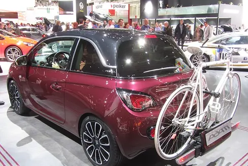 Grazie a una nuova normativa, il trasporto delle biciclette su portabici montati sul veicolo diventa molto più semplice. (Foto: https://commons.wikimedia.org/wiki/File:Opel-Adam_berry-red_w-Flexfix-bike-carrier_IAA2013_LWS2864.jpg autore L.Willms)
