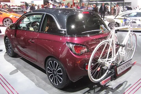 Gute Nachrichten für Radfahrerinnen und Radfahrer: Eine neue Regelung vereinfacht den Transport von Fahrrädern auf Auto-Fahrradträgern erheblich. (Foto: https://commons.wikimedia.org/wiki/File:Opel-Adam_berry-red_w-Flexfix-bike-carrier_IAA2013_LWS2864.jpg Autor L.Willms)