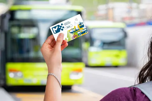 Zum Schulstart erinnert die STA Südtiroler Transportstrukturen AG daran, dass sich die Haltestellen der Buslinien rund um den Bozner Bahnhof geändert haben. (Foto: LPA/STA)