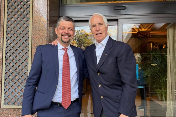 Landeshauptmannstellvertreter und Landesrat Daniel Alfreider (links), mit dem Präsidenten der Stiftung Mailand-Cortina 2026, Giovanni Malagò. (Foto: LPA/Bruno Benedetto)