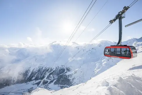 Die Landesregierung hat für zwei Aufstiegsanlagen von strategischem Interesse in strukturschwachen Gebieten – die noch zu bauende Sesselbahn Schwemmeregg im Ultental sowie die rundum erneuerte Pendelbahn Kurzras-Grawand im Schnalstal (im Bild) – zusätzliche Fördermittel bereitgestellt. (Foto: Alpin Arena Schnals/Harald Wisthaler)