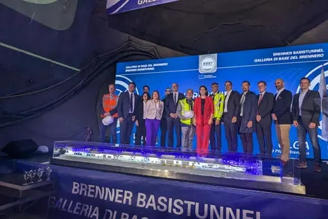 Foto di gruppo alla cerimonia ufficiale d'inaugurazione delle due frese per il Tunnel di base del Brennero. (Foto: USP/Ingo Dejaco)