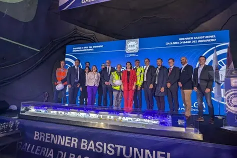 Gruppenbild bei der offiziellen Andrehfeier für die zwei Tunnelbohrmaschinen für den Brennerbasistunnel in Steinach am Brenner. (Foto: LPA/Ingo Dejaco)