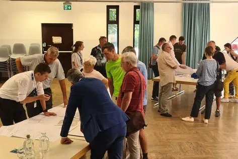 Zahlreiche Interessierte haben die Gelegenheit genutzt, sich beim Infoday in Bozen direkt bei den Technikern über den Ausbau der Bahnlinie Bozen-Meran zu informieren. (Foto:LPA/Margit Perathoner)