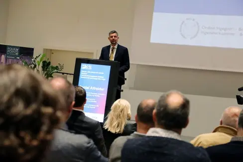 Durch moderne Parkleitsysteme und smarte Tarifgestaltung, wie sie unsere Gemeinden zum Teil bereits implementieren, wollen wir unnötigen Verkehr verringern und den öffentlichen Personenverkehr stärken, erklärte Mobilitätslandesrat Daniel Alfreider die Strategie des Landes in puncto Parkraummanagement. (Foto: LPA/Ingo Dejaco)