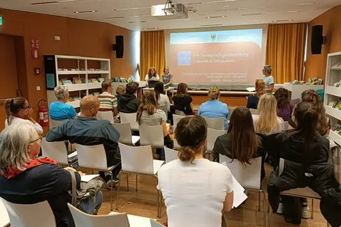 Zahlreiche Gäste nahmen an der Informationsveranstaltung in der Stadtbibliothek Bruneck teil. (Foto: Davide Cavosi)