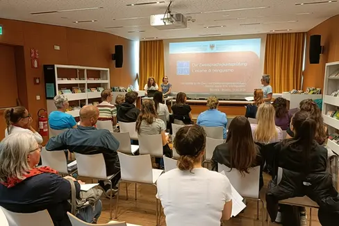 Un momento del pomeriggio informativo sull'esame di bilinguismo svoltosi alla Biblioteca civica di Brunico (Foto: Davide Cavosi)
