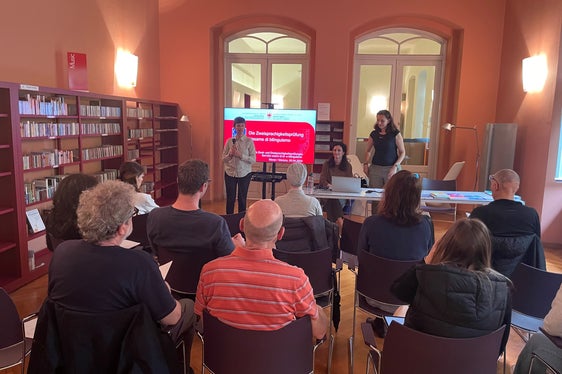 La Mediateca multilingue di Merano ha ospitato un pomeriggio informativo dedicato all'esame di bilinguismo (Foto: Aron Mairhofer)