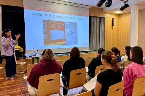 Presentazione dell'esame di ladino (Foto: Claudia Rubatscher)