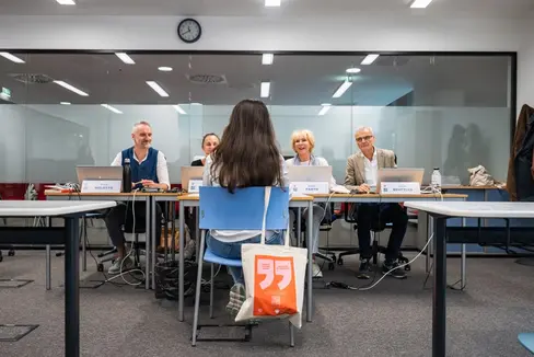 Die teilnehmenden Schülerinnen und Schüler bereiteten sich innerhalb einiger Tage auf die Prüfungen vor und legten diese am Ende des Projektes ab – rund 50 Prozent haben dabei die Prüfung bestanden. (Foto: LPA/Greta Stuefer)