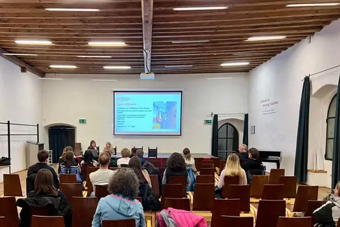 Un momento del pomeriggio informativo sull'esame di bilinguismo svoltosi presso la Sala Vigil Raber a Vipiteno (Foto: Debora Strangone)