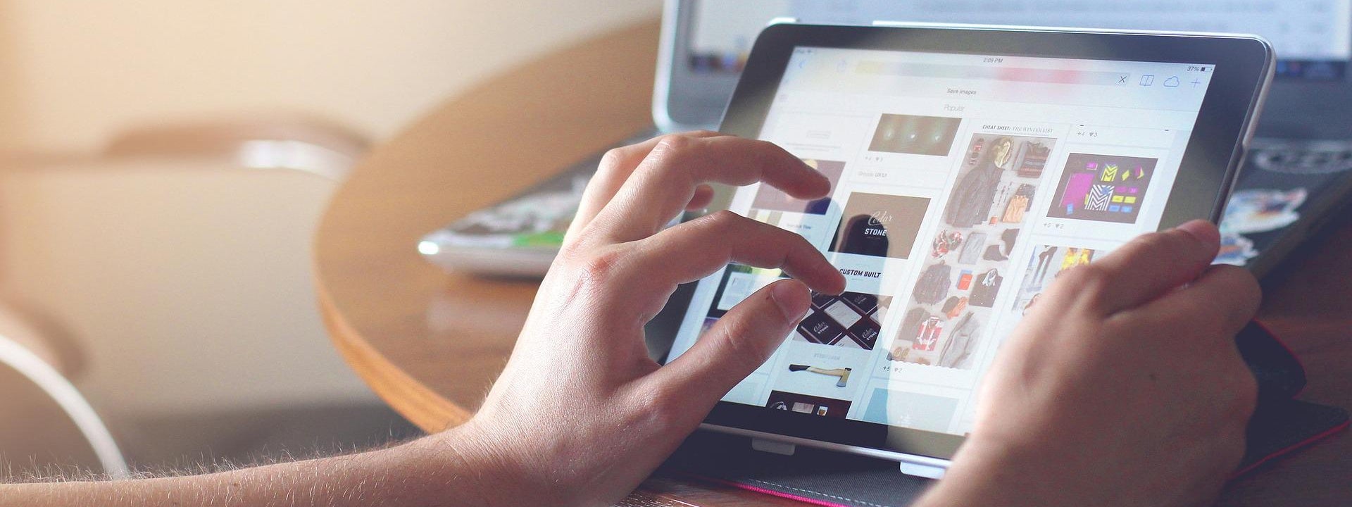 persoon werkt op tablet
