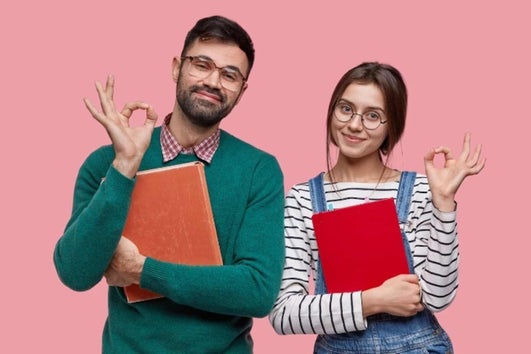 Een man en vrouw met boeken en ok teken