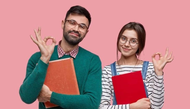 Een man en vrouw met boeken en ok teken