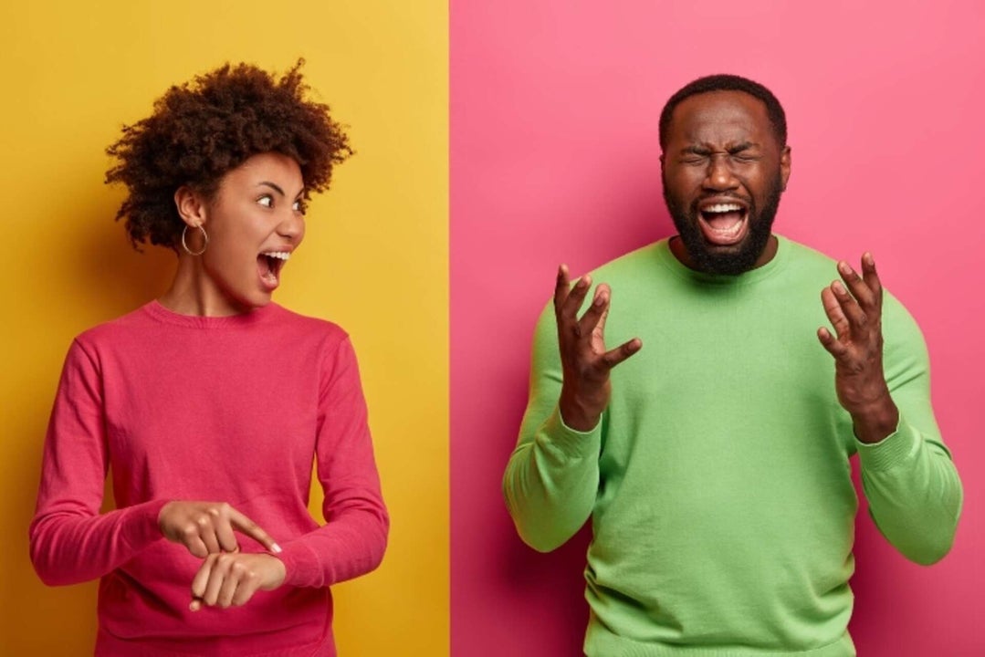 Een man en vrouw kijken elkaar aan