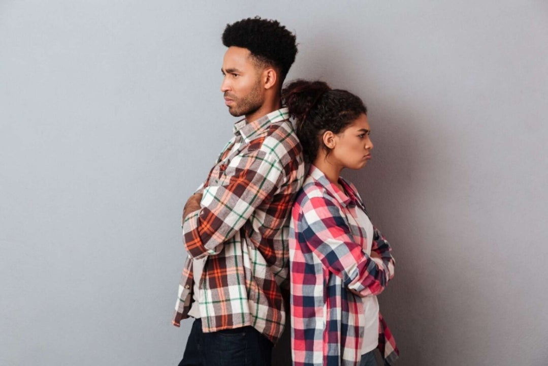 Een man en vrouw staan rug aan rug