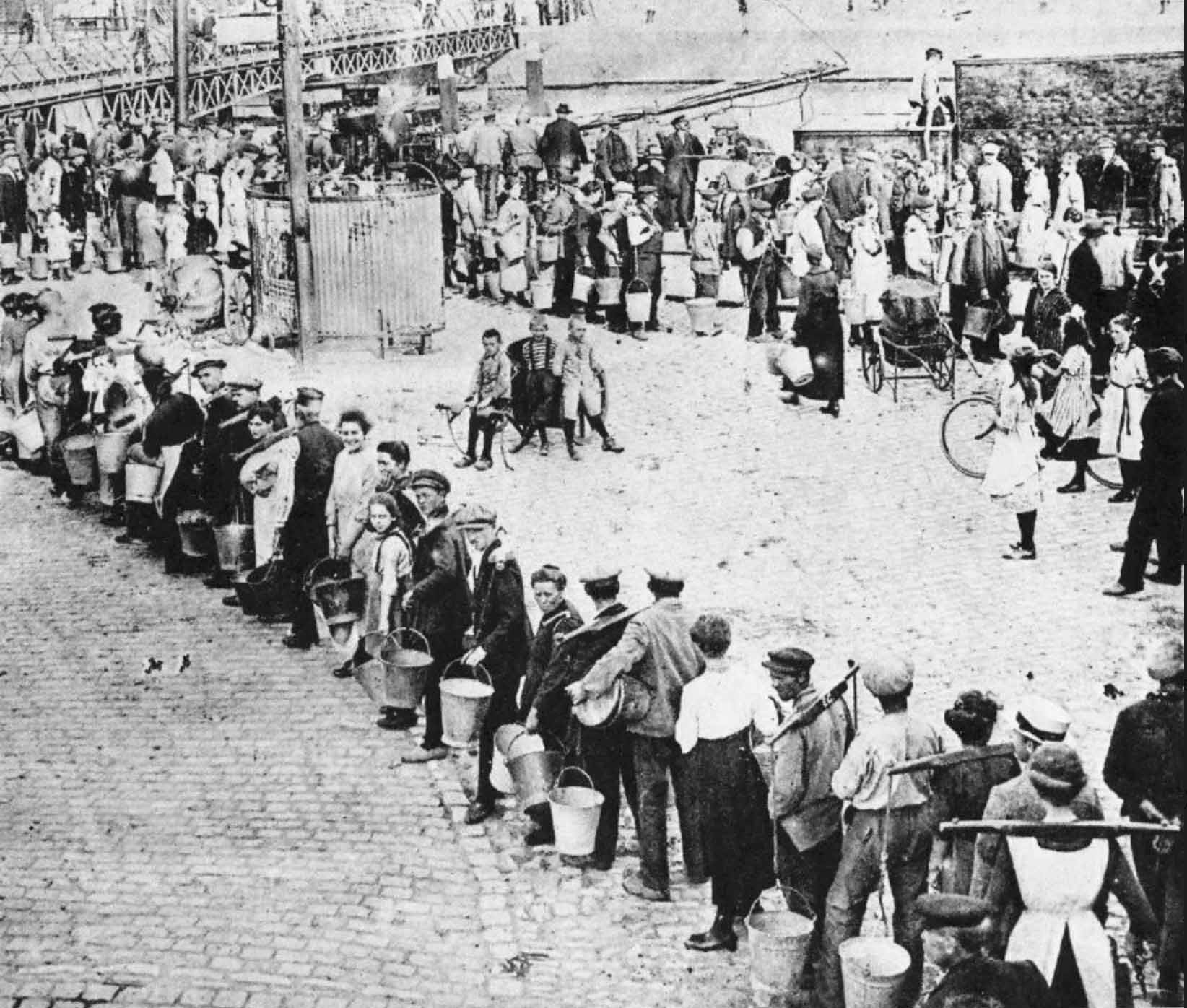 Lange rijen om een emmer water te halen.