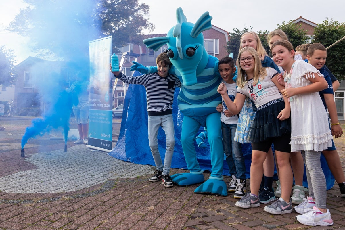 Evi en de kinderen lachen naar de camera.