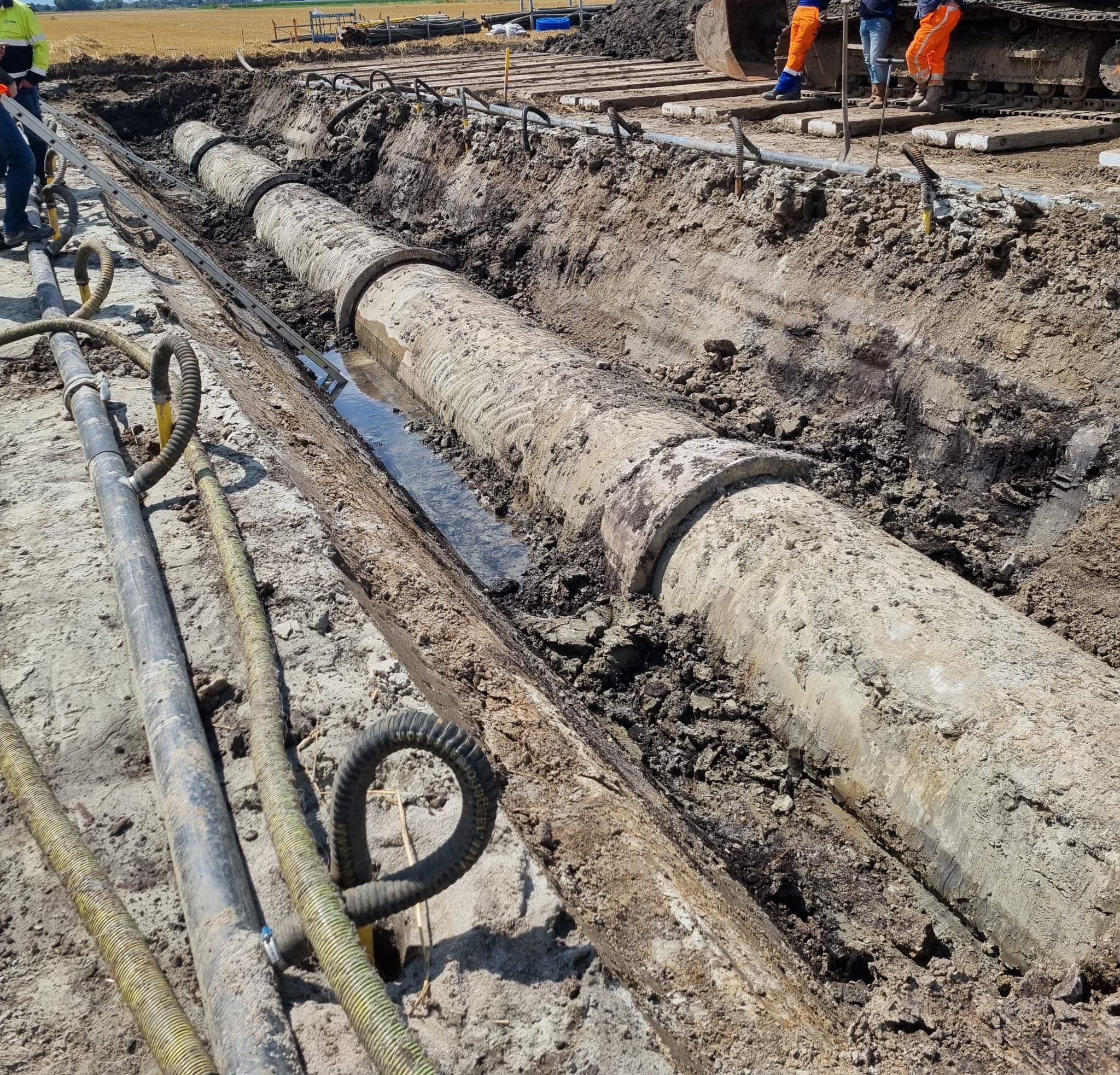 De gescheurde leiding bootgelegd.